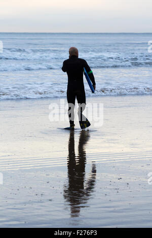 Marseille par la mer, North Yorkshire, England, UK. 13 Septembre, 2015. Météo France : Body Boarder sur paris plage un dimanche matin ensoleillé et lumineux sur la côte du Yorkshire du Nord Banque D'Images