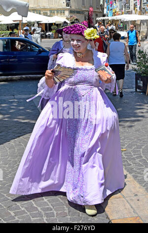 Festival d'Avignon femme artiste de scène française en costume maquillage et distribution de tracts la promotion de la comédie "La Locandiera" France Banque D'Images