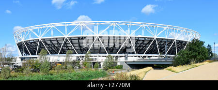 Stade olympique Londres modifiés par élimination de 2012 projecteur jeux towers & coin change presque terminée comme terrain de football et l'athlétisme lieu UK Banque D'Images