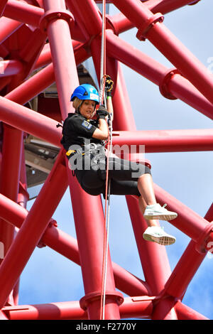 La descente en rappel de la tour de l'orbite d'adolescents traînant à partir du haut de la tour ArcelorMittal Parc Olympique Reine Elizabeth Newhan Stratford East London England UK Banque D'Images