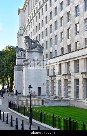 Ministère de la Défense entrée du bâtiment du gouvernement de la fonction publique et deux statues Terre et eau par Charles Wheeler Horse Guards Avenue Londres Angleterre Royaume-Uni Banque D'Images