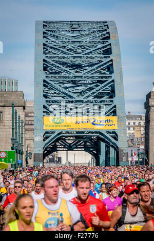 Newcastle, Royaume-Uni. 13 septembre 2015. Glissières de prendre part à la Great North Run 2015 Crédit : Thomas Jackson/Alamy Live News Banque D'Images