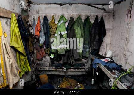 Swansea, Royaume-Uni. 12 Sep, 2015. Les 7 mineurs au début de leur quart du matin allait changer dans leurs vêtements de travail et avoir une dernière fumée, avant d'entrer dans la mine de charbon à l'Gleision. 4 mineurs ont perdu la vie, mais aucun des 7 ne retour à la hutte à nouveau. Credit : Roger tiley/Alamy Live News Banque D'Images