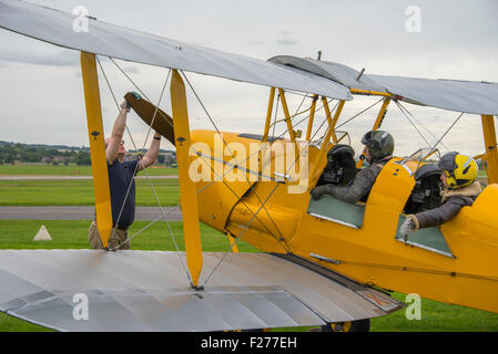 Groupes de vol Cambridge de Havilland DH82a Tiger Moth G-AOEI 1939 Démarrage du moteur Banque D'Images