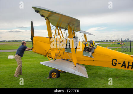 Groupes de vol Cambridge de Havilland DH82a Tiger Moth G-AHIZ 1944 Démarrage du moteur Banque D'Images