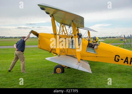 Groupes de vol Cambridge de Havilland DH82a Tiger Moth G-AHIZ 1944 Démarrage du moteur Banque D'Images