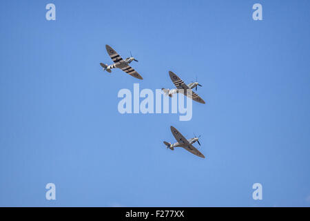 Vol de trois à RIAT 2015 Supermarine Spitfire, à Fairford, Gloucestershire. Cela faisait partie d'un défilé pour commémorer le Banque D'Images