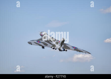 Le dernier battant Avro Vulcan B2 pour les bombardiers escalade après le décollage à RIAT 2015, à Fairford, Gloucestershire. Banque D'Images