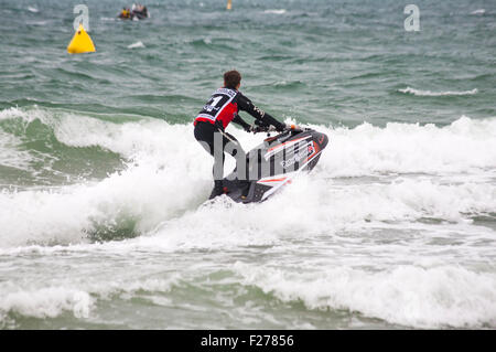 Bournemouth, Dorset, Royaume-Uni. 13 septembre 2015. Grand Prix de la mer à Bournemouth – Lee Stone Pro Freestyle World Champion divertit la foule avec des tours acrobatiques sur son jet ski par une journée de ski gris froid et saccadée. Jet ski jet ski jet ski jet ski jet ski jet ski jet ski jet ski jet ski jet ski jet ski jet ski jet ski jet ski jet ski crédit: Carolyn Jenkins/Alamy Live News Banque D'Images