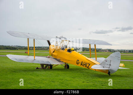 Groupes de vol Cambridge de Havilland DH82a Tiger Moth G-AHIZ 1944 la préparation pour le décollage Banque D'Images