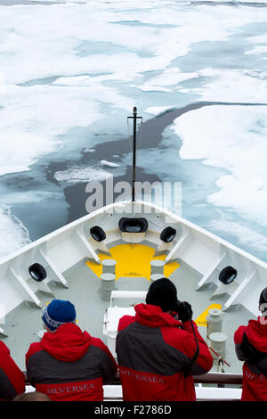 La Norvège, mer de Barents, Svalbard, Spitzberg. Nordvest-Spitsbergen National Park, au-dessus de 80 degrés nord sur l'écoulement glaciaire. Banque D'Images