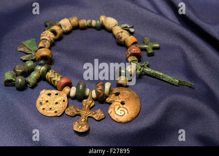 La Norvège, Oslo. Musée historique d'Oslo, la Collection Viking Viking historique, glass bead bracelet avec croix en or et de charmes. Banque D'Images