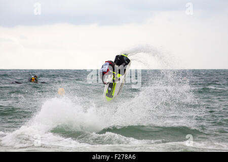 Bournemouth, Dorset, Royaume-Uni. 13 septembre 2015. Grand Prix de la mer à Bournemouth – le bateau de moteur P1 et Aqua X Jetski Championships avec bateau de moteur et jet ski course, alors que les coureurs se préparent à faire la bataille pour les titres nationaux dans les derniers tournois de championnat - le dernier jour. Jason Bleasdale Pro Freestyle Champion national divertir la foule avec des tours acrobatiques sur son jet ski dans un froid gris saccadé. Jet ski jet ski jet skis jet jet jet ski jet ski jet skier jet skier jet ski jet ski crédit: Carolyn Jenkins/Alay Live News Banque D'Images