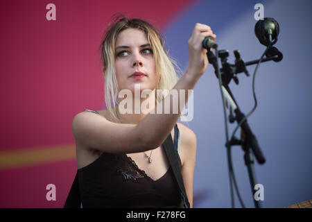 Berlin, Allemagne. 13 Sep, 2015. Ellie Rowsell (Wolf Alice) joue sur la scène pendant le festival de musique le 18/12/06 sur l'ancien aéroport de Tempelhof à Berlin, Allemagne, 13 septembre 2015. Photo : Gregor Fischer/dpa/Alamy Live News Banque D'Images