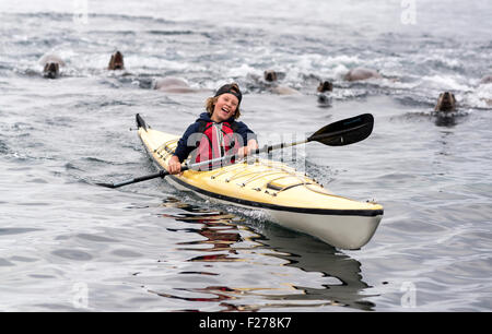 Garçon avec kayak de mer de Steller, Frederick, en Alaska. Banque D'Images