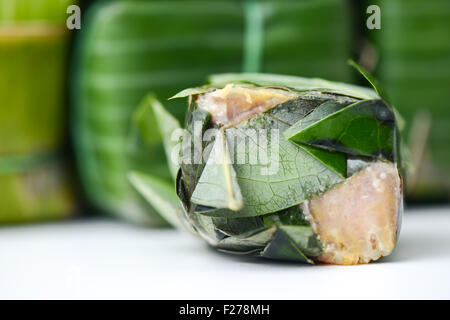 Porc aigre marinés avec feuilles de groseille Banque D'Images