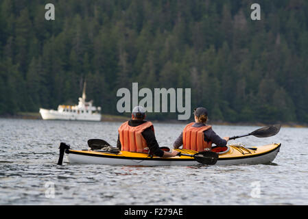 Kayak de mer à partir d'un bateau-mère sur un petit bateau de croisière dans le sud de l'Alaska. Banque D'Images