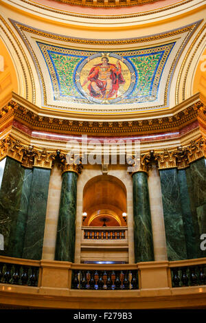 Pendives de la Rotonde décorée de mosaïques à l'intérieur du bâtiment du Capitole de l'État du Wisconsin à Madison Banque D'Images