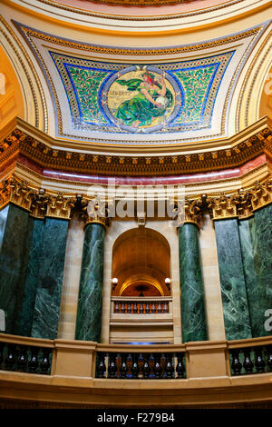 Pendives de la Rotonde décorée de mosaïques à l'intérieur du bâtiment du Capitole de l'État du Wisconsin à Madison Banque D'Images