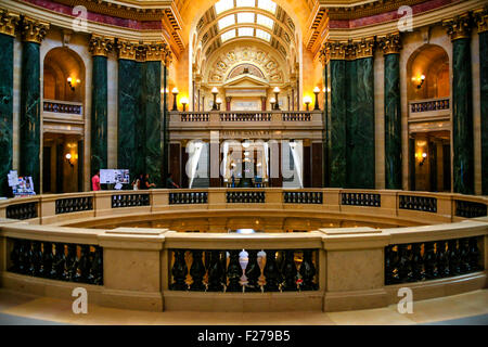 Deuxième étage de la Rotonde décorée de mosaïques à l'intérieur du bâtiment du Capitole de l'État du Wisconsin à Madison Banque D'Images