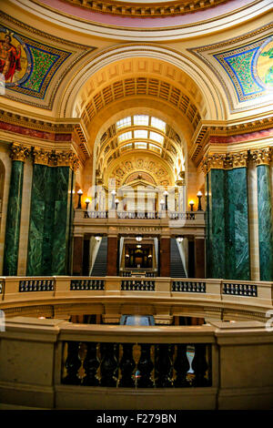 Deuxième étage de la Rotonde décorée de mosaïques à l'intérieur du bâtiment du Capitole de l'État du Wisconsin à Madison Banque D'Images