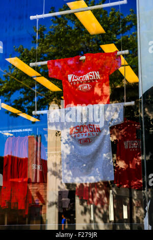 T-shirts en vente à la librairie sur le campus de l'Université du Wisconsin à Madison Banque D'Images