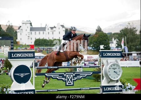 Blair Atholl, en Écosse, au Royaume-Uni. 13 Septembre, 2015. Championnats d'Europe de Concours Complet FEI Longines, 2015 le château de Blair. Michael Jung (GER) équitation Fischer Takinou pendant le show jumping Crédit : Julie Badrick/Alamy Live News Banque D'Images