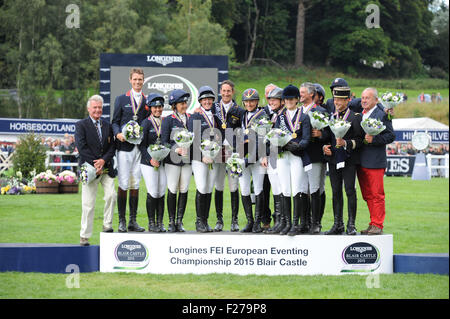 Blair Atholl, en Écosse, au Royaume-Uni. 13 Septembre, 2015. Championnats d'Europe de Concours Complet FEI Longines, 2015 le château de Blair. Gagnants de médailles d'or pour l'Allemagne, de l'argent à la Grande-Bretagne, le bronze à la France Crédit : Julie Badrick/Alamy Live News Banque D'Images