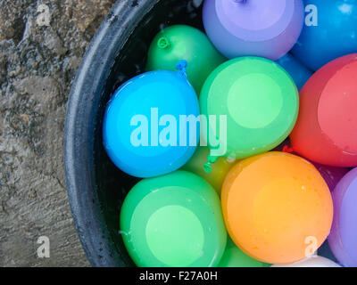 Les ballons d'eau dans un seau avec de l'eau Banque D'Images