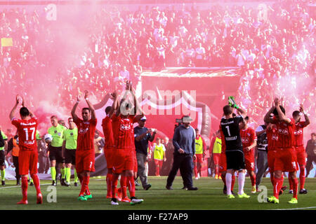 Buenos Aires, Argentine. 12 Septembre, 2015. Les joueurs de l'Independiente sont reçu par sa foule sur le champ avant de démarrer le derby du championnat de football argentin. Crédit : J. Beremblum Néstor/Alamy Live News Banque D'Images