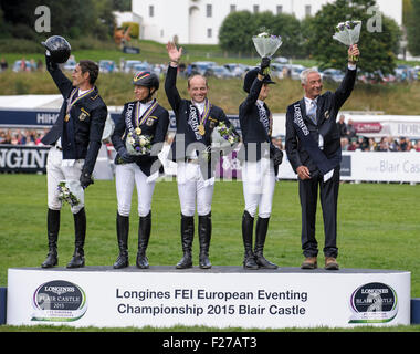 13 septembre 2015, Blair Atholl, en Écosse. L'équipe allemande qui a remporté la médaille d'or. [L-R] Dirk Schrade, Ingrid Klimke, Michael Jung, Sandra Auffarth et Chef d'Equipe Hans Melzer. L'FEI Longines Eventing Championships 2015 le château de Blair. Banque D'Images