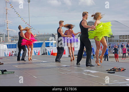 Couples de danseurs sur scène. Banque D'Images