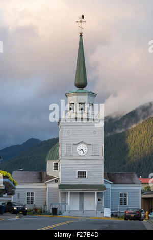 Pygargue à tête blanche est posée sur le clocher de cathédrale St Michael à Sitka, en Alaska. Banque D'Images