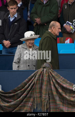 13 septembre 2015, Blair Atholl, en Écosse. Son Altesse Royale la Reine Elizabeth II et Son Altesse Royale le duc d'Édimbourg prendre leur place pour la dernière session de saut. L'FEI Longines Eventing Championships 2015 le château de Blair. Banque D'Images