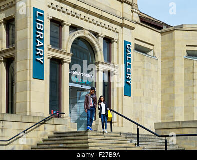 Young Asian Woman walking down steps, Galerie d'Art de Leeds, West Yorkshire, England UK Banque D'Images