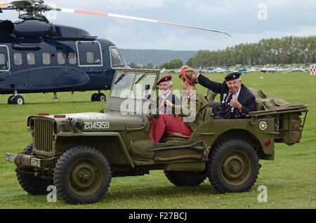 Un hommage à la bataille d'Angleterre pendant la Goodwood Revival. Les anciens combattants ont été conduits autour de la piste dans les jeeps de guerre Banque D'Images
