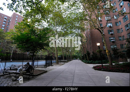 Stuyvesant Town Appartement et l'aménagement paysager à New York City, New York. Grâce à la passerelle complexe. Banque D'Images