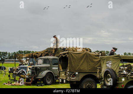 Un défilé aérien spécial a eu lieu à Goodwood Revival 2015 qui comprenait 11 Spitfires et un ouragan à l'occasion de 75e anniversaire de la bataille d'Angleterre Banque D'Images