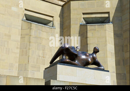 Henry Moore Sculpture - Femme allongée - à l'extérieur de la galerie d'Art de Leeds, West Yorkshire, England UK Banque D'Images