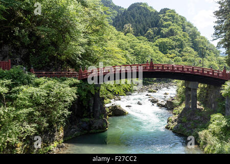 Le Pont Rouge, Nikko, Japon. Le pont Shinkyo se dresse à l'entrée de sanctuaires et temples de Nikko, et techniquement appartient Banque D'Images