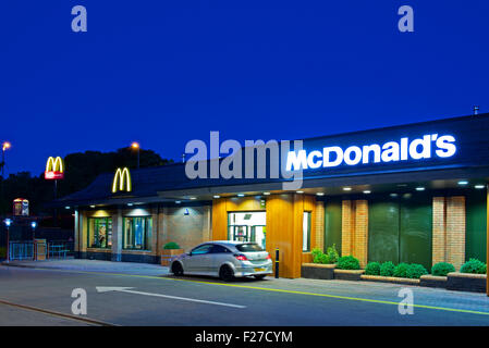 Voiture à McDonald's restaurant drive-in, de nuit, en Angleterre, Royaume-Uni Banque D'Images