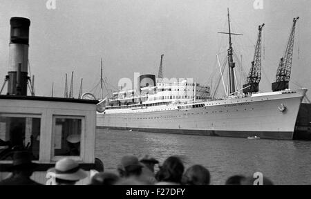 AJAXNETPHOTO.- 1936 - 1938 env. SOUTHAMPTON, Angleterre. - Le port - VOYAGE LES PASSAGERS D'UN BATEAU VOIR TRIPPER DES GRANDS PAQUEBOTS ; UNION EUROPÉENNE LE NOUVEAU Château Le Château d'ATHLONE AMARRÉ AU QUAI DE L'OUEST. PHOTO:AJAX VINTAGE PHOTO LIBRARY REF:SPE006 1 Banque D'Images