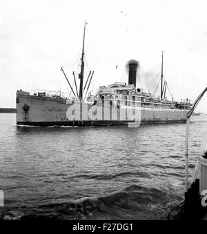 AJAXNETPHOTO.- 1936 - 1938 ENV. SOUTHAMPTON, ANGLETERRE. - TOUR DU PORT - UNION CASTLE LINE DUNLUCE CASTLE VERS L'EXTÉRIEUR EN DIRECTION DE L'AFRIQUE. CONSTRUIT EN 1904. A SERVI DE NAVIRE DE TROUPE ET D'HÔPITAL PENDANT LA PREMIÈRE GUERRE MONDIALE. PHOTO:BIBLIOTHÈQUE D'IMAGES VINTAGE AJAX REF:EPS024 1 Banque D'Images