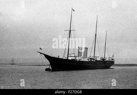 AJAXNETPHOTO.- 1930S. PORTSMOUTH, Angleterre. - ROYAL YACHT - HMY Victoria & Albert III À AMARRES PRÈS DE L'ÎLE DE BALEINE DANS LE PORT DE PORTSMOUTH. photo:AJAX VINTAGE PHOTO BIBLIOTHÈQUE. REF:SPE012 1 Banque D'Images