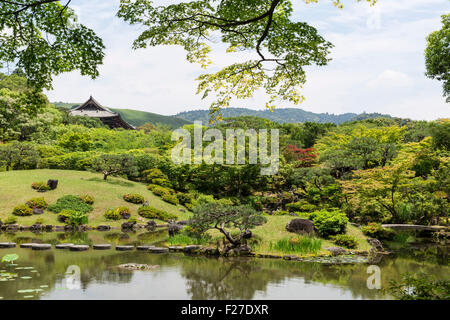 Isuien jardin en été, avec le paysage emprunté de la porte et le Mont Wakakusayama Nandaimon. Nara, Préfecture de Nara, Kansai r Banque D'Images