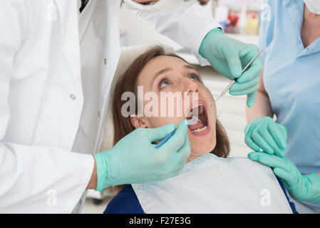 Dentiste examining patient, Munich, Bavière, Allemagne Banque D'Images