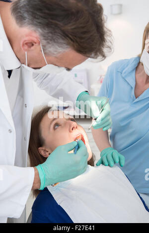 Dentiste examining patient, Munich, Bavière, Allemagne Banque D'Images