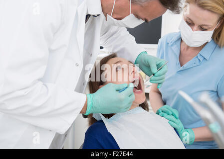 Dentiste examining patient, Munich, Bavière, Allemagne Banque D'Images