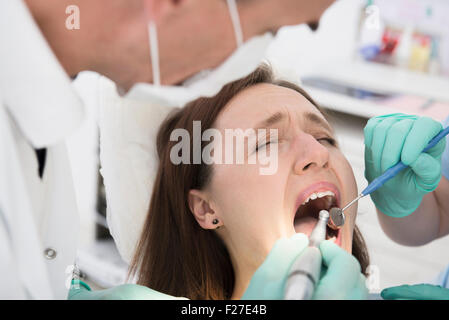 Dentiste examining patient, Munich, Bavière, Allemagne Banque D'Images