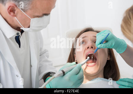 Dentiste examining patient, Munich, Bavière, Allemagne Banque D'Images